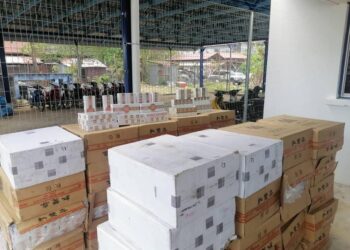 SEBAHAGIAN rokok seludup yang dirampas PGA Batalion 9 Kuala Terengganu selepas menahan sebuah lori di Kok Bedollah, Tumpat semalam. -IHSAN PGA