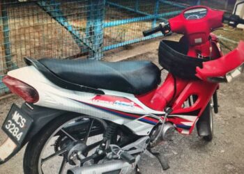 KEADAAN motosikal yang ditunggang Amran Rabain selepas terlibat kemalangan di Jalan Londang, Masjid Tanah, Melaka semalam. - UTUSAN/DIYANATUL ATIQAH ZAKARYA