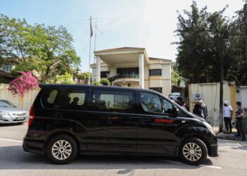 VAN Pusat Perubatan Sunway memasuki perkarangan pejabat Kedutaan Korea Utara dipercayai bagi menjalankan ujian swab Covid-19.