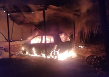 PERODUA Viva milik mangsa hangus terbakar dalam kebakaran di Kampung Kuala Ina, Tampin, Melaka awal pagi tadi. - UTUSAN/DIYANATUL ATIQAH ZAKARYA