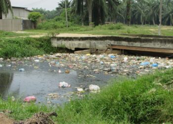 KEADAAN sebuah sungai yang tercemar dengan sampah sarap buangan manusia akan menyebabkan krisis air semakin memburuk sekiranya tidak dikawal. - IHSAN CAP