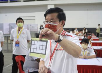 CHOW Kon Yeow menerima undian tertinggi pada pemilihan Jawatankuasa DAP Pulau Pinang hari ini dan sekali lagi dilantik sebagai Pengerusi DAP Pulau Pinang iaitu jawatan yang dipegangnya sejak 1999. - UTUSAN/MUHAMMAD FIRDAUS AMRAN