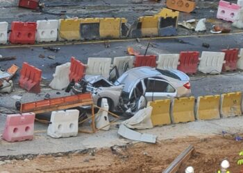 KEADAAN kereta Perodua Bezza yang terhimpit dengan runtuhan komponen kren di  Lebuhraya Bertingkat Sungai Besi-Ulu Kelang (SUKE) berhampiran Puncak Banyan, Persiaran Alam Damai di sini baru-baru ini. -MEDIA SOSIAL