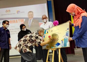 MANSOR Othman menurunkan tandatangan semasa merasmikan bangunan tambahan perpustakaan untuk Politeknik Seberang Perai (PSP) di Bukit Mertajam, Pulau Pinang.