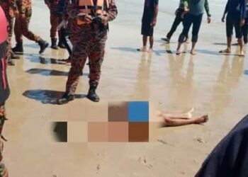 MAYAT pertama mangsa lemas di Pantai Batu Layar dijumpai oleh orang awam di celah batu 30 meter daripada pantai di Kota Tinggi, Johor.