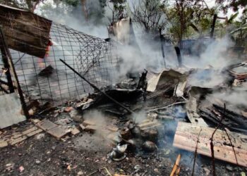 KIRA-KIRA 100 ekor ayam rentung selepas sebuah reban ayam kelas C terbakar dalam kejadian Taman Nilam Tanjung, Simpang Ampat, Pulau Pinang. - IHSAN BOMBA