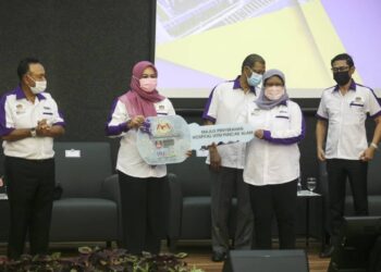 NORAINI Ahmad menyerahkan replika kunci kepada Timbalan Naib Canselor (Akademi & Antarabangsa), Prof.  Dr. Roziah Mohd. Janur (depan kanan) sewaktu majlis penyerahan kunci kepada Hospital UiTM Puncak Alam di UITM Puncak Alam, Selangor. - UTUSAN/ZULFADHLI ZAKI