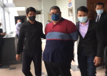 TERTUDUH Mohd. Zamry Yazid mengaku tidak bersalah di Mahkamah Sesyen, Ayer Keroh, Melaka atas 14 pertuduhan menerima wang suapan bernilai hampir RM28,000 tiga tahun lalu. - UTUSAN/DIYANATUL ATIQAH ZAKARYA