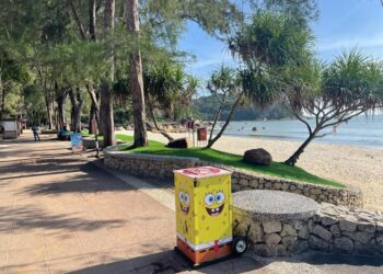 TONG sampah kalis monyet yang diletakkan di sepanjang Pantai Teluk Chempedak, Kuantan.
UTUSAN/DIANA SURYA ABD WAHAB