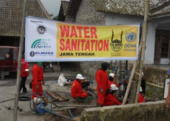 KERJA-kerja bagi pembangunan sistem bekalan air sedang giat dijalankan oleh petugas di  Indonesia.