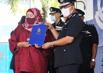 SHAFIEN Mamat menyampaikan surat penghargaan kepada petugas media dalam Majlis Sambutan Peringatan Hari Polis  Ke-214 Tahun 2021 Peringkat Kontinjen Kelantan di Kota Bharu hari ini. -UTUSAN/ZULHANIFA SIDEK