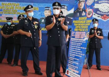 SHAFIEN Mamat (tengah) melancarkan kaunter pengurangan saman pada Majlis Sambutan Peringatan  Hari Polis Ke-214 Tahun 2021 Peringkat Kontinjen Kelantan di Kota Bharu hari ini. -UTUSAN/ZULHANIFA SIDEK