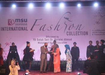 NORAINI (tengah kanan) dan Dr. Mohd.Shukri (tengah kiri) menyampaikan cenderahati ketika hadir ke Majlis 'MSU International Fashion Collection 2021' di Dewan Censalor MSU Seksyen 13 Shah Alam, Selangor hari ini. UTUSAN/ZULFADHLI ZAKI