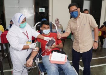 AHMAD Faizal Azumu (kanan) bersama penderma darah pada program Derma Darah Perak Foodbank di Ipoh hari ini. - UTUSAN/ZULFACHRI ZULKIFLI