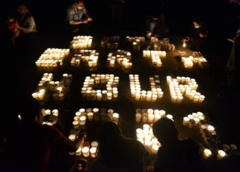 PENGUNJUNG Hotel Klana Beach Resort Port Dickson tidak melepaskan peluang menyalakan lilin sempena program Earth Hour 2021 hari ini.-UTUSAN/BADRUL HAFIZAN MAT ISA