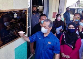 MUHYIDDIN Yassin merasmikan premis dan food truck Fani Soy, milik syarikat FN Enterprise di Felcra Bukit Kepong, Labis, Johor hari ini ketika mengadakan kunjungan di kawasan itu. UTUSAN/ NUR ALINA HASSAN