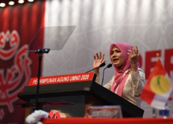 ZAHIDA Zarik Khan menyampaikan  ucapan dasar Perhimpunan Pergerakan Puteri UMNO di PWTC, Kuala Lumpur, hari ini.