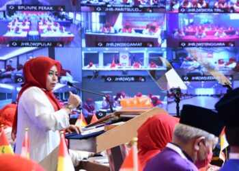NORAINI Ahmad menyampaikan  ucapan dasar pada Perhimpunan Agung UMNO Wanita UMNO 2020 di PWTC, Kuala Lumpur,  hari ini.