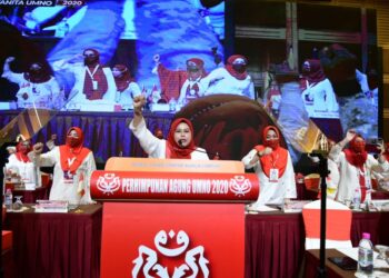 NORAINI Ahmad menyampaikan  ucapan dasar pada Perhimpunan Agung UMNO Wanita UMNO 2020 di PWTC, Kuala Lumpur,  hari ini.