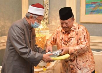 TUANKU Syed Sirajuddin Jamalullail (kanan) berkenan menerima sembah menghadap hormat Zulkifli Mohamad Al-Bakri di Balai Menghadap Biru Istana Arau, Perlis.
