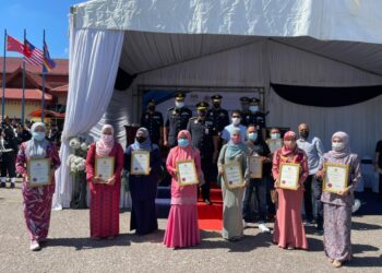 PENGAMAL media cetak dan elektronik menerima sijil penghargaan bergambar bersama Zailani Hashim (barisan tengah dua kanan) pada Majlis Perhimpunan Setia JPJ  di Kota Bharu hari ini. - UTUSAN/ROSLIZA MOHAMED