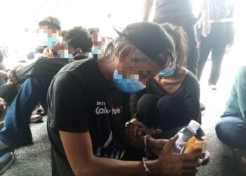 ANTARA  individu yang ditahan AADK Selangor di Flat Sri Perantau, Klang, Selangor hari ini. - UTUSAN/MOHAMAD NAUFAL MOHAMAD IDRIS