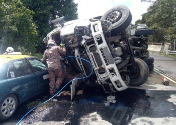 KEMALANGAN membabitkan lori tangki minyak dan sebuah teksi di Jalan Kota Tinggi-Mersing berhampiran Sungai Dohol di Kota Tinggi, Johor.