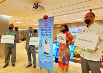 NOOR Azmi Ghazali (dua dari kiri) merasmikan program Malaysia Prihatin di Dewan Serbaguna, Menara Tabung Haji di Ipoh.
