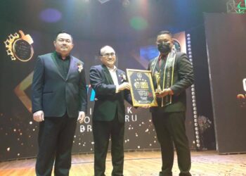 CHONG Fat Full (tengah) menyampaikan anugerah kepada penerima dalam majlis penyampaian Anugerah Pilihan Pengguna Tahun 2020 di Taman Daya, Johor Bahru di Johor.