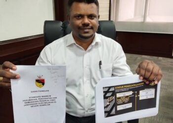 J. ARUL Kumar menunjukkan Garis Panduan Akta 446 bagi majikan dan status penguatkuasaan oleh JTK Negeri Sembilan selepas sidang akhbar di Wisma Negeri, Seremban. - UTUSAN/NOR SHAFAWATI YUP
