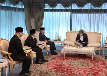 ADHAM Baba menghadap Sultan Selangor, Sultan Sharafuddin Idris Shah di Istana Kayangan, Shah Alam.