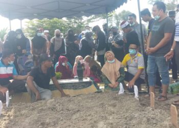 SUASANA pengebumian Allahyarham di Tanah Perkuburan Islam Morib, Banting, Selangor.-UTUSAN/ISKANDAR SHAH MOHAMED