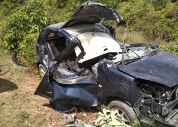 KEADAAN kereta dipandu mangsa yang remuk selepas terbabas dalam kemalangan di Jalan Tanjung Resang Mersing di Johor.