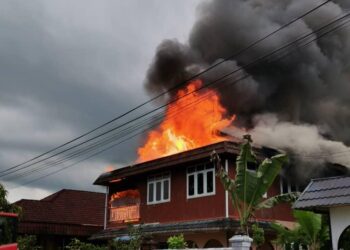 RUMAH dua tingkat di Taman Indah Sari di Kuala berang, Hulu Terengganu musnah 60 peratus dalam kebakaran petang tadi.
