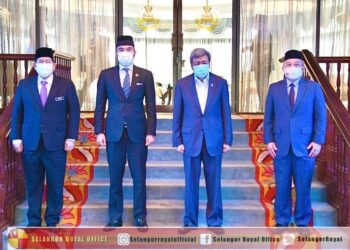 SULTAN Sharafuddin (dua kanan) berkenan menghadap Dr. Adham di Istana Bukit Kayangan, Shah Alam semalam.IHSAN FACEBOOK SELANGOR ROYAL OFFICE
