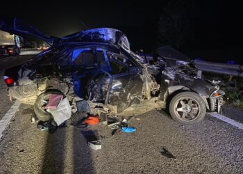 KERETA jenis Proton Wira yang dipandu mangsa dalam perjalanan dari Melaka ke Johor Bahru dirempuh sebuah lori dalam nahas membabitkan tiga buah kenderaan di kilometer 181.4 PLUS arah selatan. - UTUSAN/DIYANATUL ATIQAH ZAKARYA