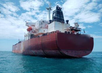 KAPAL tangki yang berdaftar di Torre Del Greco, Itali ditahan Maritim Malaysia kerana berlabuh tanpa kebenaran di timur Tanjung Penawar, Johor.