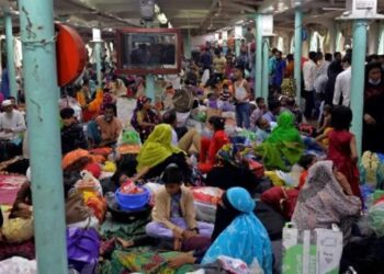 PENUMPANG di Bangladesh sanggup bersesak-sesak dalam feri sarat muatan untuk pulang ke kampung halaman di Dhaka selepas pihak kerajaan mengumumkan perintah berkurung di seluruh kawasan di negara itu bermula hari ini. -AFP