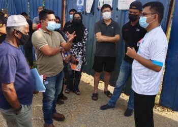 AKMAL Nasrullah Md Nasir mendengar rintihan dan masalah pembeli rumah PR1MA Residensi Port Dickson sempena Jelajah Prihatin Rakyat : Jejak Rumah PR1MA Bermasalah di tapak projek perumahan berkenaan di Port Dickson semalam. UTUSAN/NOR SHAFAWATI YUP