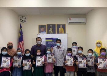 RAZRUL  Anwar Rusli (bersama dengan murid yang akan mengikut kelas tuisyen RM1 di Pusat Komuniti Bijak Larkin mulai Rabu ini.