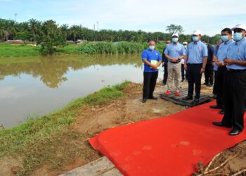 HASNI Mohammad (tiga dari kiri) meninjau keadaan Sungai Skudai sempena Sambutan Hari Air Sedunia Sayangi Sungai Skudai di Loji Sungai Skudai di Johor Bahru, Johor. -UTUSAN/RAJA JAAFAR ALI
