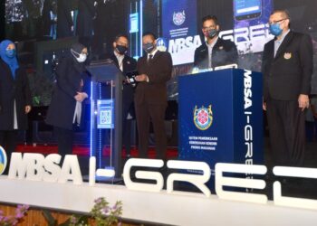 RASHIDI (tiga kanan) mengimbas kod QR sebagai simbolik ketika melancarkan aplikasi i-GRED di Auditorium MBSA, Shah Alam, Selangor hari ini. UTUSAN/NORHAYATI YAHAYA