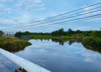 CATUAN bekalan air di Sedili akan ditamatkan Khamis ini berikutan keadaan paras air di loji Gembut yang meningkat ekoran cuaca hujan di Kota Tinggi, Johor. -UTUSAN/MASTURAH SURADI