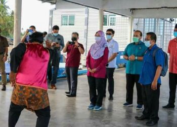 HAZLINA Jalil (tengah) ketika mengadakan lawatan kerja ke Mukim Tanjung Surat bagi melihat peluang pembangunan dan ekonomi di kawasan itu di Kota Tinggi, Johor. -UTUSAN/MASTURAH SURADI