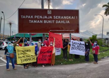 SEBAHAGIAN 41 peniaga di Tapak Penjaja Serangkai 1 mengadakan perhimpunan aman memohon untuk terus berniaga di tapak sedia ada di Taman Bukit Dahlia, Pasir Gudang, Johor. -UTUSAN/KHAIRUL MOHD ALI