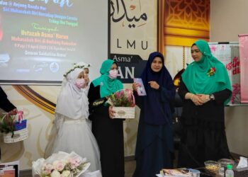 ASMA' Harun (dua dari kanan) pada Majlis Pelancaran Program Semarak Ramadan @ Anjung Bonda Nor dan pelancaran buku trilogi ibu tunggal bertajuk Suami Oh Suami, Semusim Tanpa Dia dan Setelah Engkau Pergi di Senawang, Seremban hari ini. - UTUSAN/NOR SHAFAWATI YUP