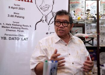 LAT ketika ditemui pemberita pada majlis perasmian Galeri Cikgu Ramli di Chemor, Ipoh semalam. - UTUSAN/ZULFACHRI ZULKIFLI