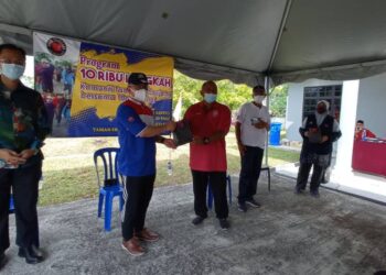 ADHAM Baba (dua dari kiri) menerima cenderahati selepas merasmikan Program 10,000 Langkah Komuniti Taman Sri Saujana Bersama 10gara Sihat di Balai Komuniti SS5, Taman Sri Saujana, Kota Tinggi, Johor. -UTUSAN/MASTURAH SURADI
