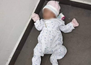 BAYI perempuan berusia 14 hari yang ditinggalkan di atas lantai luar pintu sebuah hospital swasta di Johor Bahru, Johor.