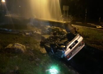 MANGSA yang berusia 49 tahun cedera apabila kereta dipandu terbalik masuk ke dalam longkang selepas merempuh paip air di Jalan Ayer Keroh Lama, Melaka. - UTUSAN/DIYANATUL ATIQAH ZAKARYA
